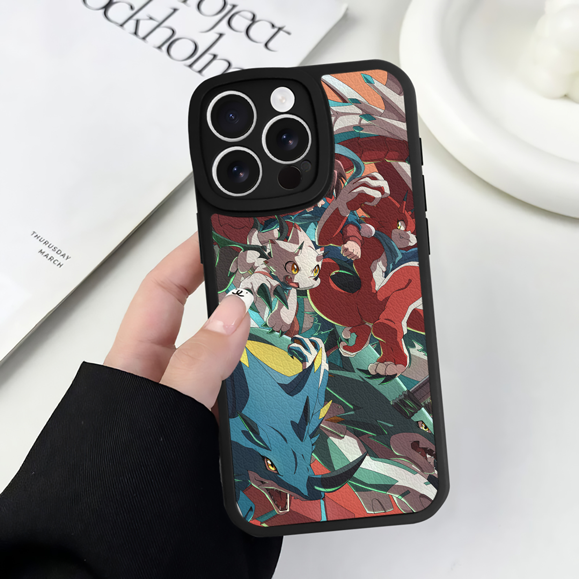（画像用） Digimon デジタルモンスター/デジモン 【iPhone 16シリーズ対応】シリコンスマホケース（レザー調） 材質：シリコン